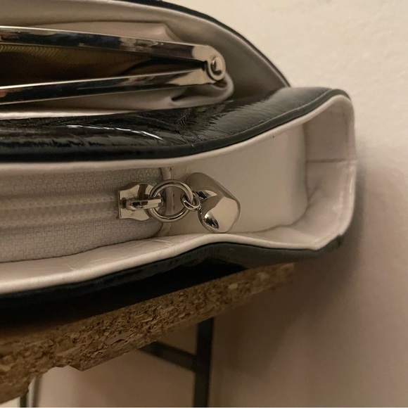 Vintage Y2K Faux Patent Leather Black & White Handbag w Oversized Toggle Pocket - Picture 11 of 16